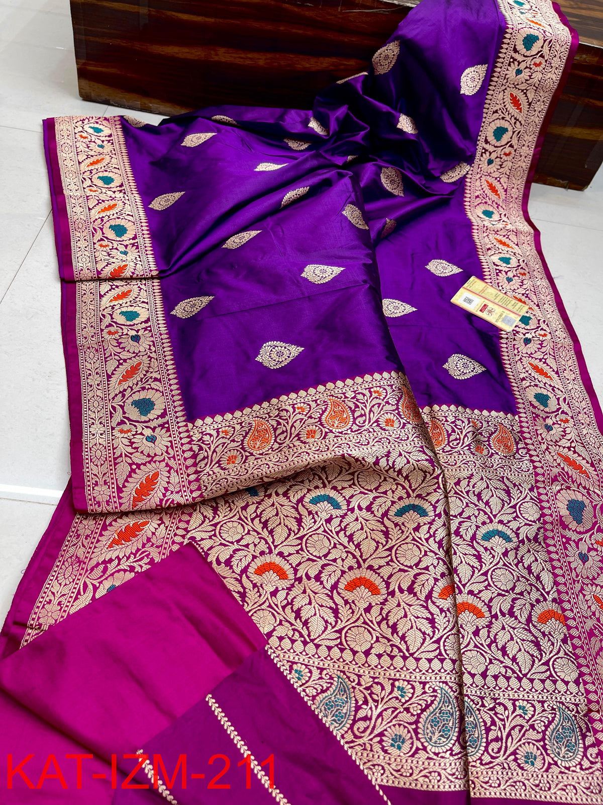 
Pure Handloom banarasi KATAN **Checks +Meenakari* SAREE
*KATAN Checks + Meenakari*
Silk Sarees with antique Jari 
*Rich Pallu
*  Blouse with Border
* Smooth & Soft Fabric