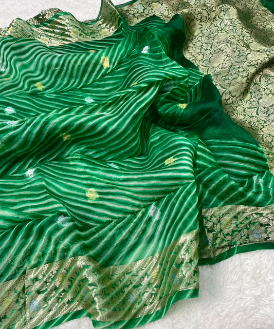 Pure Banarasi Kora Organza Arashi Dyed Saree ✨
Elegant handloom Kora silk with unique 
Arashi Shibori-inspired patterns. Lightweight, graceful & exclusive.