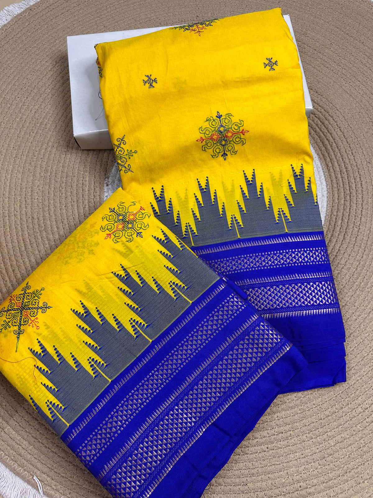 Material - Maserised cotton 
Border - Temple border, Chikki Paras
Saree Name -Tana warpa kasuti saree 
Pallu -Ilkal pallu
Blouse -contrast
Handloom -no
Saree length- 6.2