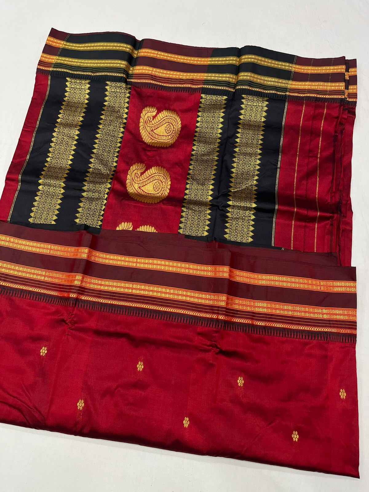 *Narayanpeth silk saree*
Running blouse 
Shoulder butti 
Pure silk
*Price: 6300/- + ship*