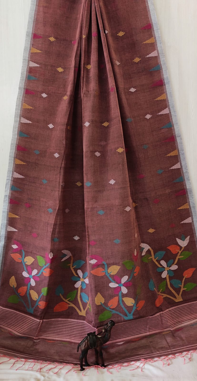Very exclusive,Beautiful 100 Count pure 
Cotton by Cotton Hand Spoon jamdani 
with temple border with very 
elegant jamdani motif pallu
Without bp