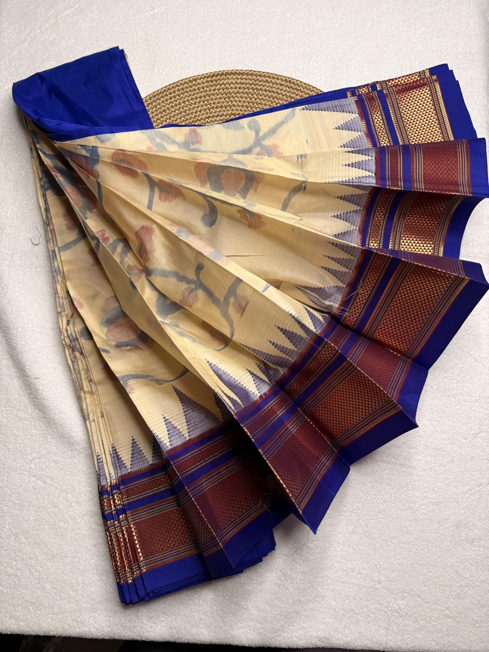 Material - pure silk 
Border - chikki paras
Saree Name -ilkal pure silk horizontal and also vertical stripes jari with temple border saree
Pallu -silk pallu
Blouse -contrast
Handloom -yes
Saree length- 6.2