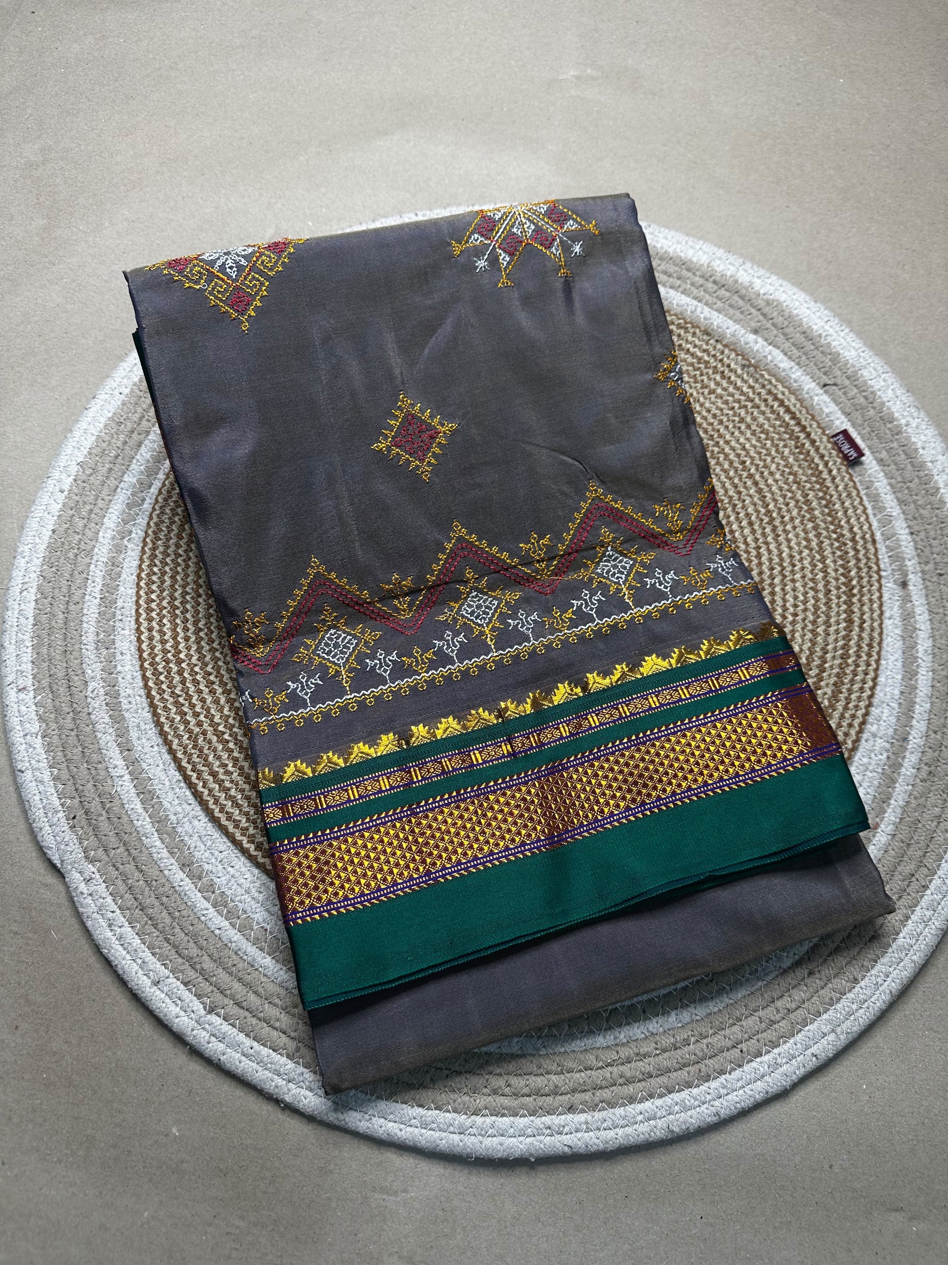 Material - shiny Maserised blended blended silk
Border - chikki paras
Saree Name -ilkal special kasuti saree
Pallu -patti pallu
Blouse -running 
Handloom -no
Saree length- 6.2