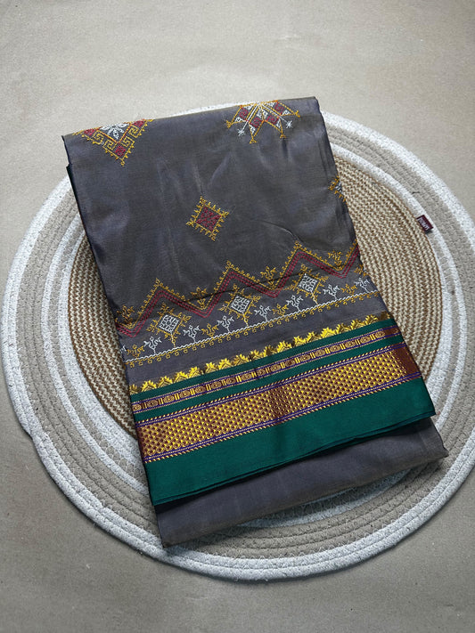 Material - shiny Maserised blended blended silk
Border - chikki paras
Saree Name -ilkal special kasuti saree
Pallu -patti pallu
Blouse -running 
Handloom -no
Saree length- 6.2