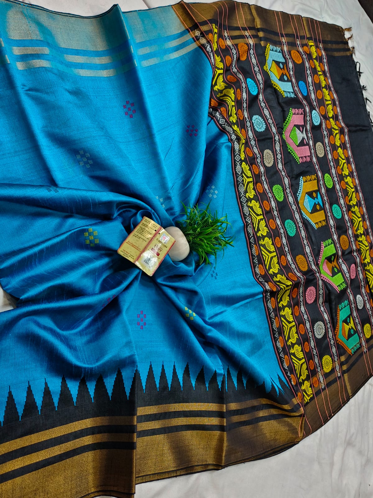 *Pure raw silk handloom temple border dolabedi pallu saree with contrast blouse*