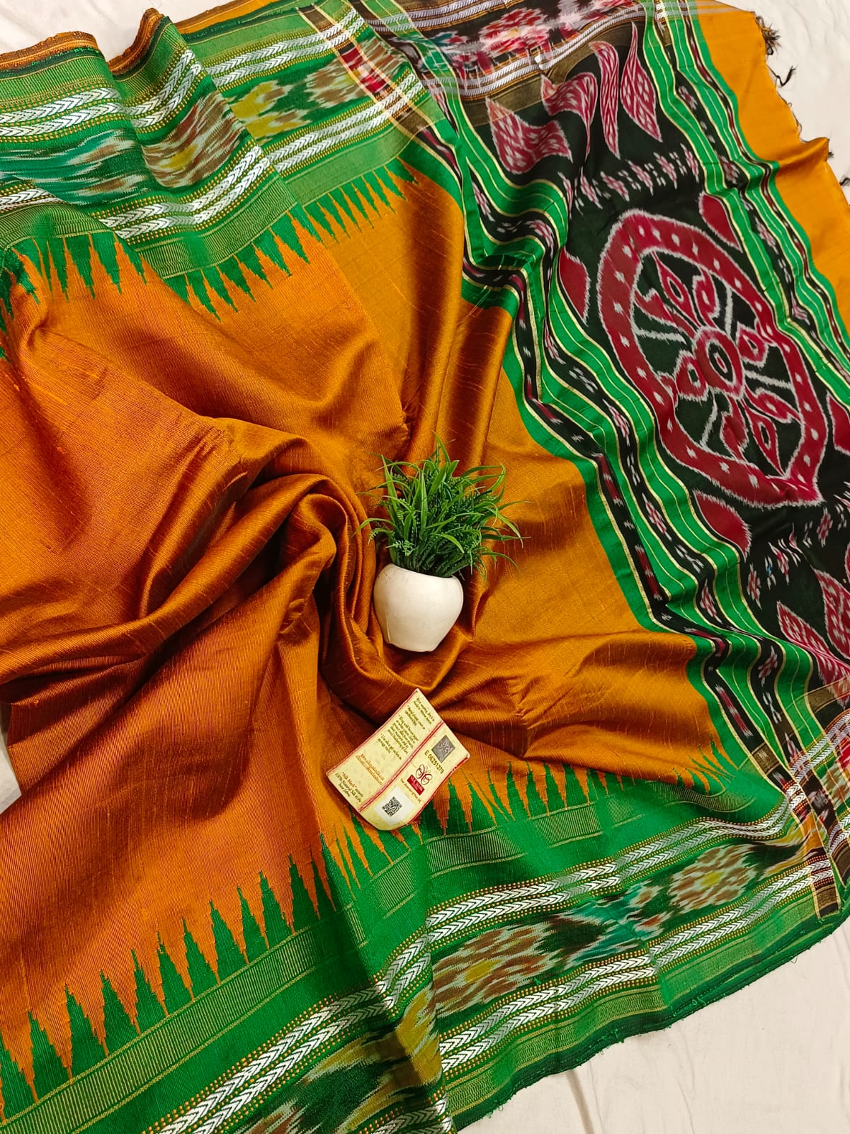 *Pure raw silk handloom Ikkat and vidarbha temple border saree with contrast blouse*
Pure raw silk saree
Silk mark certified
Handloom made
Best quality
Ready to despatch