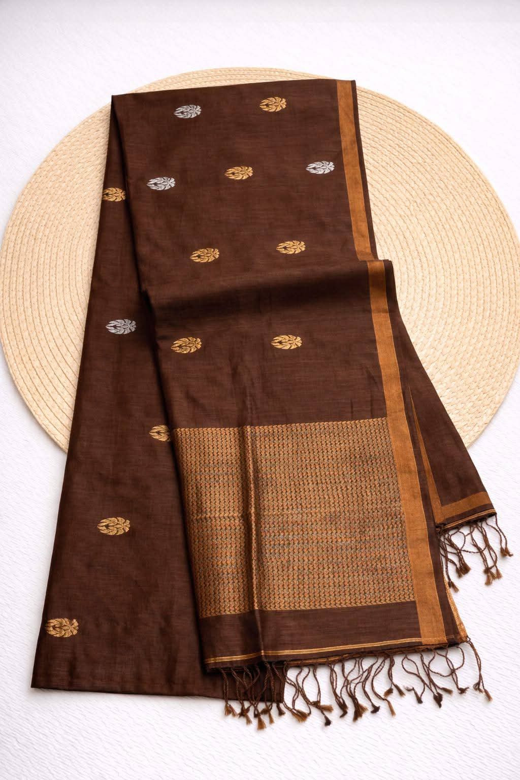 Authentic Pure Matka Handloom Silk Mark. Certified Jamdani    

*with Government Silk Mark Tag*

*Metirials*- Reshom Matka
*BP*- Running 
