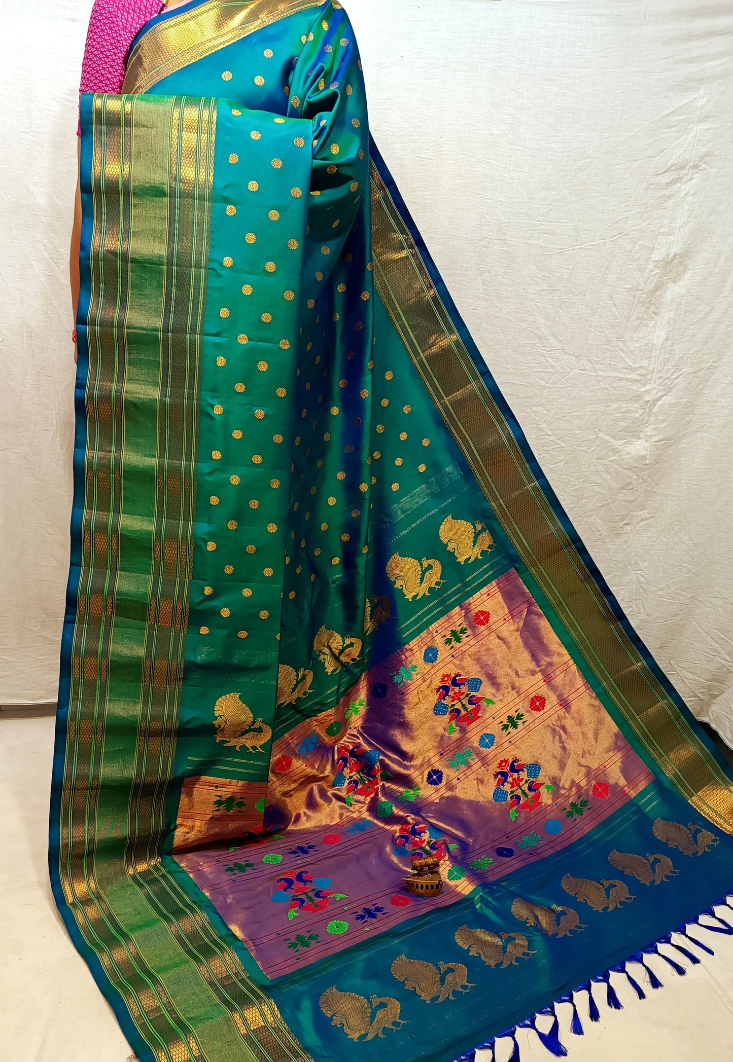 Swamini Maharani Kalanjali Paithani. 
Handmade Saree 
Pure  Silk  Material
Maharani  Pallu
All Over Butta 
Self Blouse.
Soft  Wear