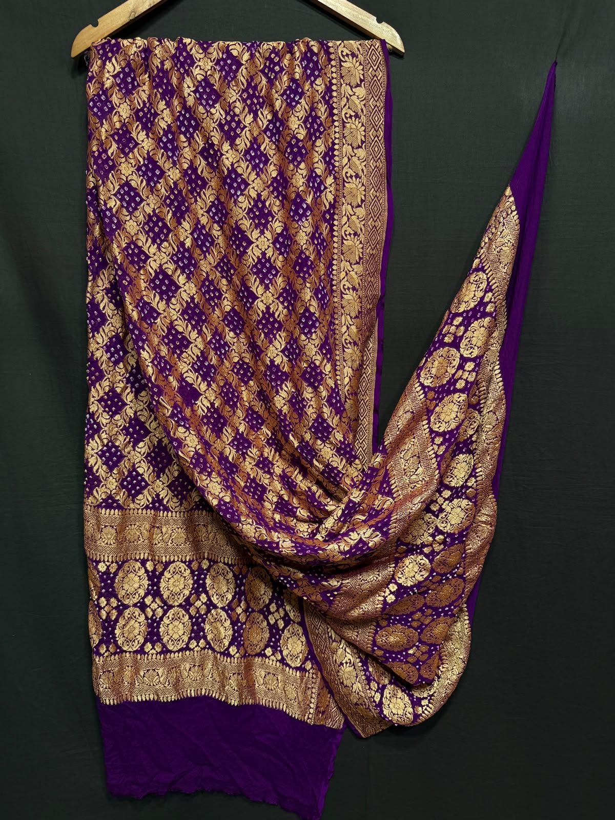 **Nim Zari Bandhej Dupatta**
- **Fabric:** handwoven Georgette
- **Design:** Beautiful Bandhej, Real Nimzari
- **Quality:** Best quality & colour 
- ** colour:** pastel & Dark
**Description:**
- **Length:** 2.50 meters, full length
- **Use:** Dress & Lehenga Choli Dupatta