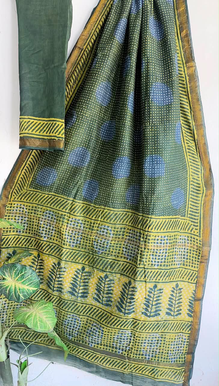 🍁Beautifully Crafted Maheshwari Silk Saree  collection🍁
 Specially Designed in Bagru  jahota rapid dabu hand block print
100% Natural Dye
Fabric : Maheshwari Silk 
Length : 5.5 Meters
Blouse Piece : 0.90 Meter