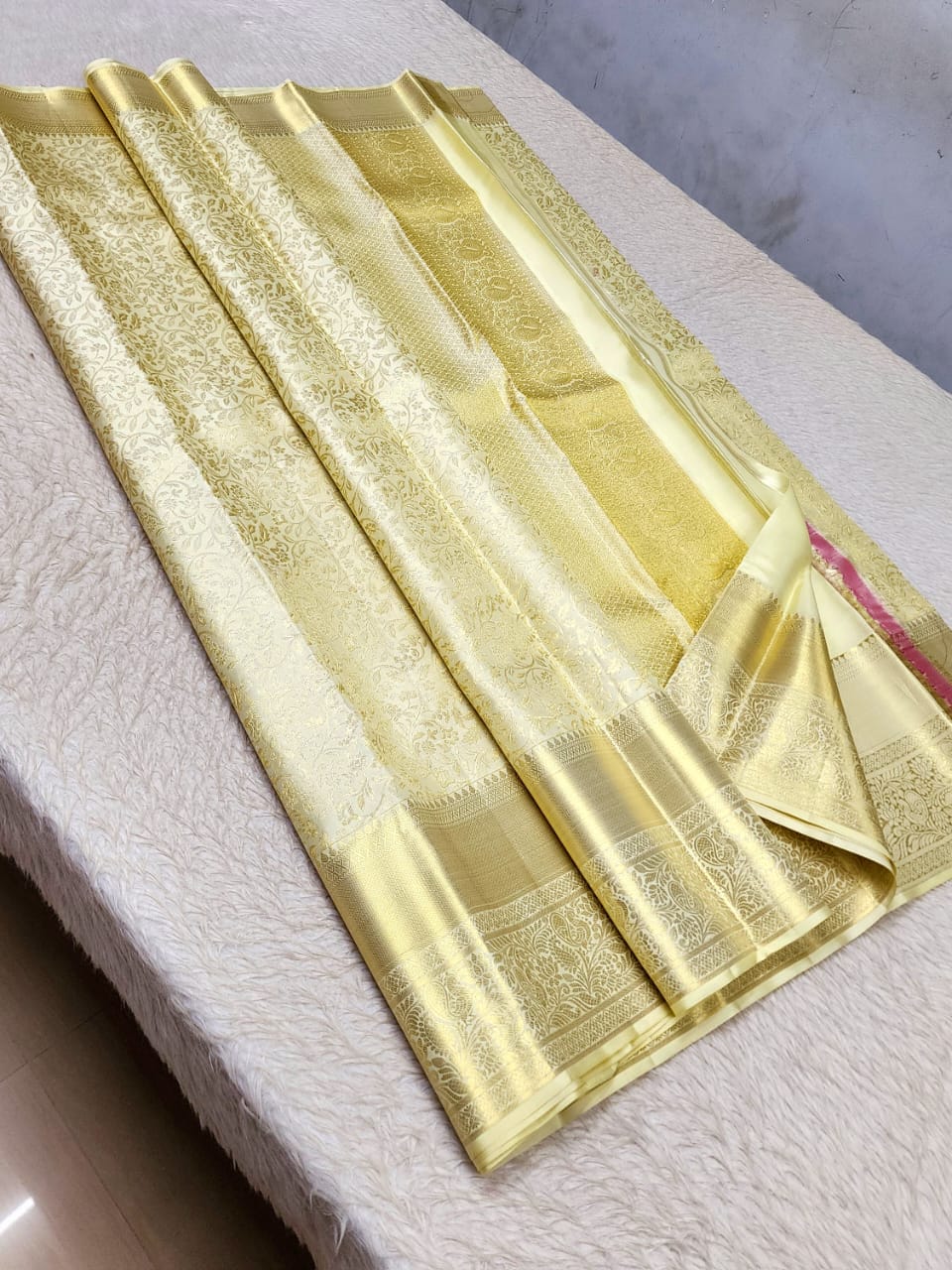 *100% PURE  KANCHIPURAM HANDWOVEN PREMIUM QUALITY 2G BRIDAL SILK SAREES*

*2 GRAM GOLD PURE ZARI WEAVING*
*SILK MARK CERTIFICATE ATTACHED*


CREAM COLOUR EXCLUSIVE SILK SAREES WEAVING