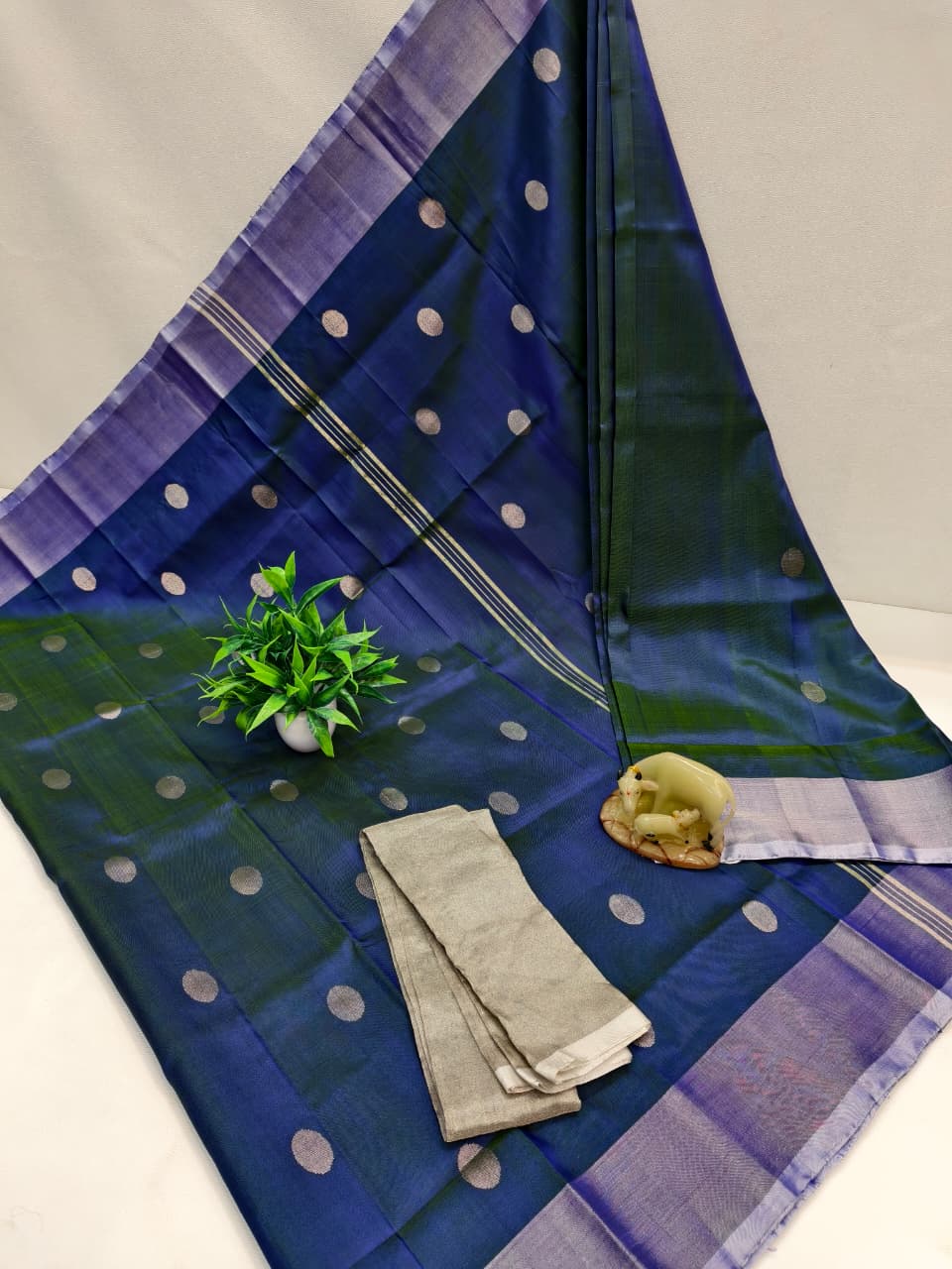 Unnika | Pure silk uppada with dollar buttis