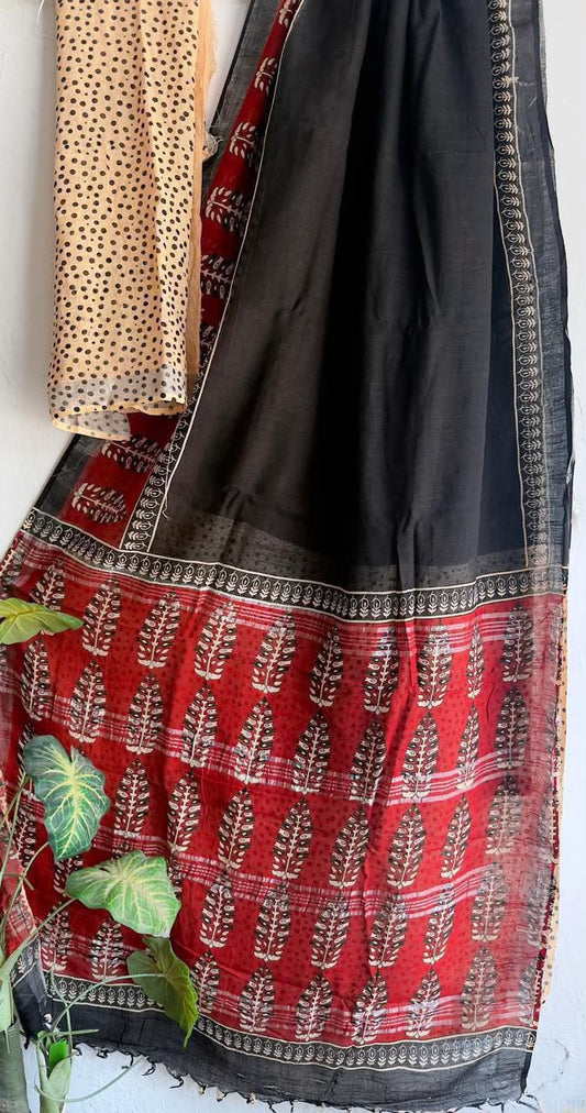 👌🏻Linen collection 👌🏻
.... *Hand* block printed linen saree with blouse.....
Size 6.5 with blouse
Natural dye n colour
 
Pure hand ( without screen print ) 