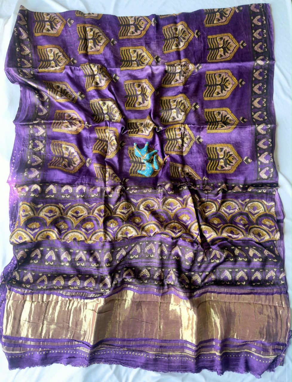 Expo quality *Pure 100% LAGDI PATTA MODAL Gajji Silk Saree*
Bagru handblock print
Ajrakh print & Rapid print 
Print detail's 
*Ayurveda Redefined Anar chilka*
*Nashpal dye Ajrakh print*
*Hand Block & dabu print*
 Use only natural 
(Pomegranate peel)
With beautiful printed blouse 
Saree length:- 6.5m with blouse 👚 
Premium quality