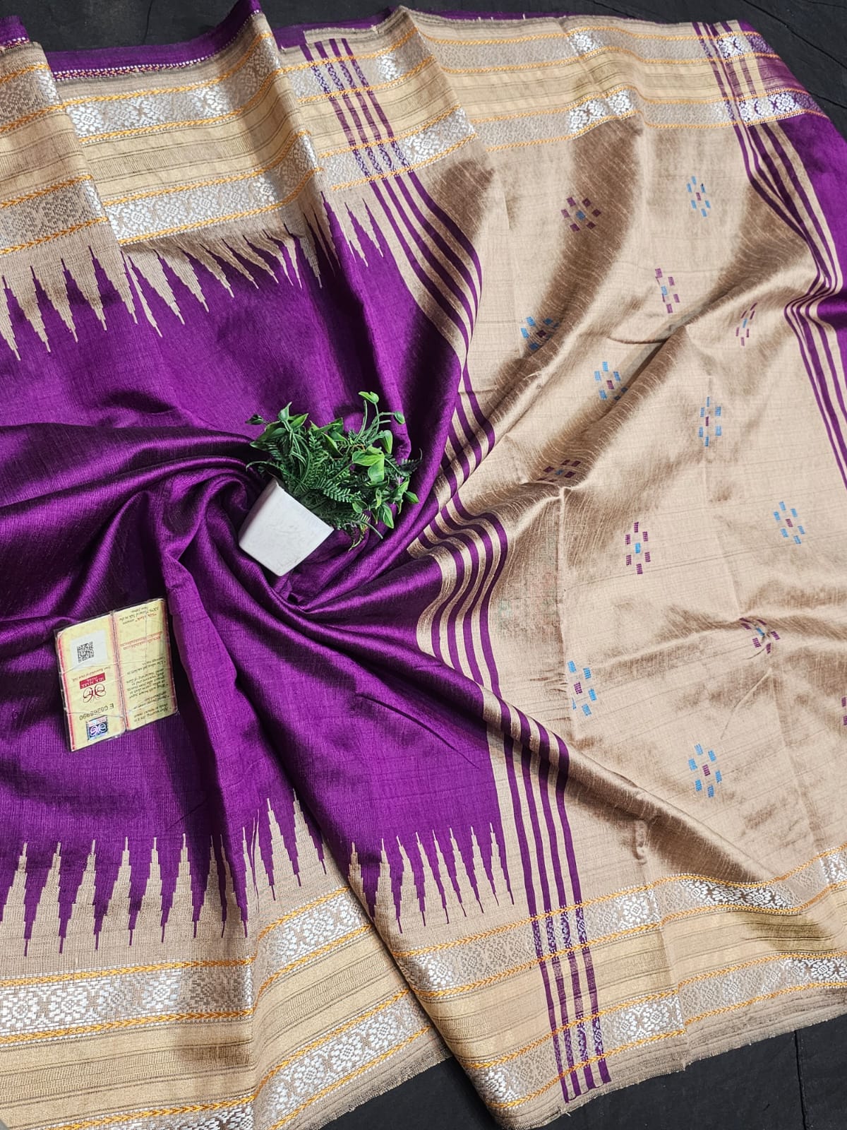 High demanding design 
*Pure Raw silk Handlloom ikkat and vidarbha (karvati kinar) temple border saree or ikkat pallu with contrast blouse*
silkmark certified
