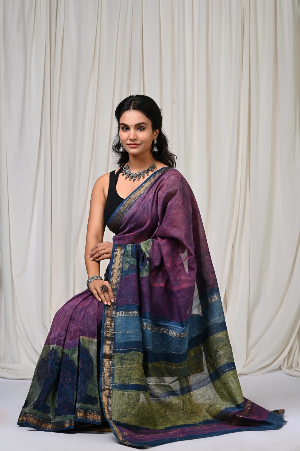 🍁new arrival🍁
Naspal pomegranate print 
👌Maheswari silk saree👌
Hand block printed Maheswari silk sarees with blouse
Size- 6.5 with blouse
Quality- silk by silk
Approx weight- 470 gram
👉Pure hand block
 