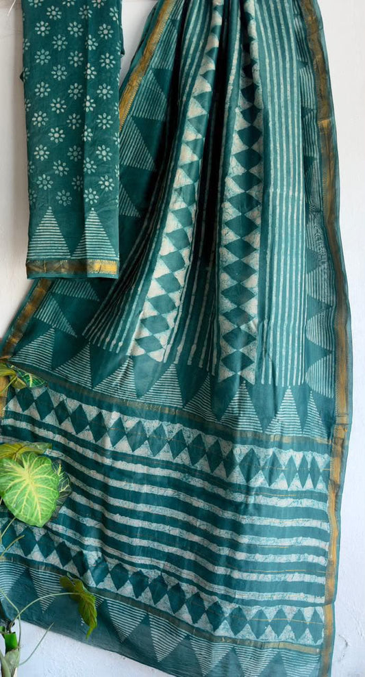 🍁Beautifully Crafted Maheshwari Silk Saree  collection🍁
 Specially Designed in Bagru  jahota rapid dabu hand block print
100% Natural Dye
Fabric : Maheshwari Silk 
Length : 5.5 Meters
Blouse Piece : 0.90 Meter