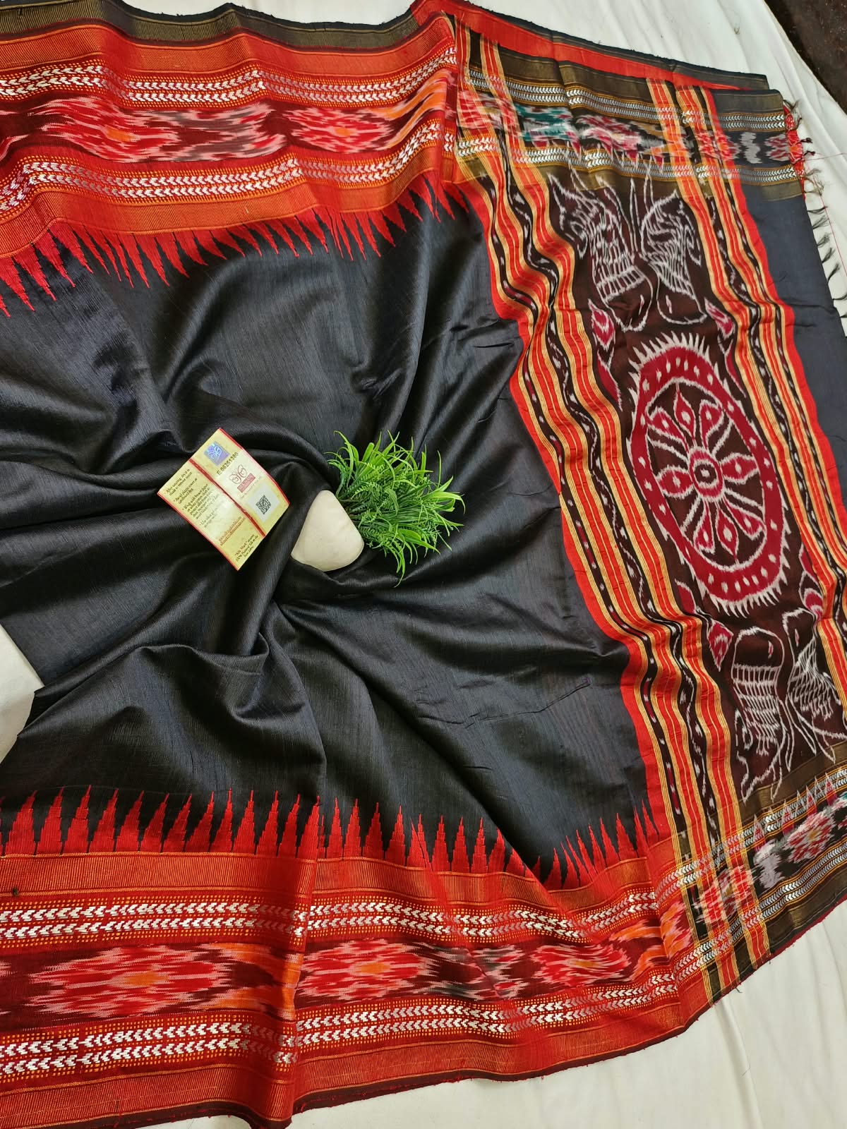 *Pure raw silk handloom Ikkat and vidarbha temple border saree with contrast blouse*
Pure raw silk saree
Silk mark certified
Handloom made
Best quality