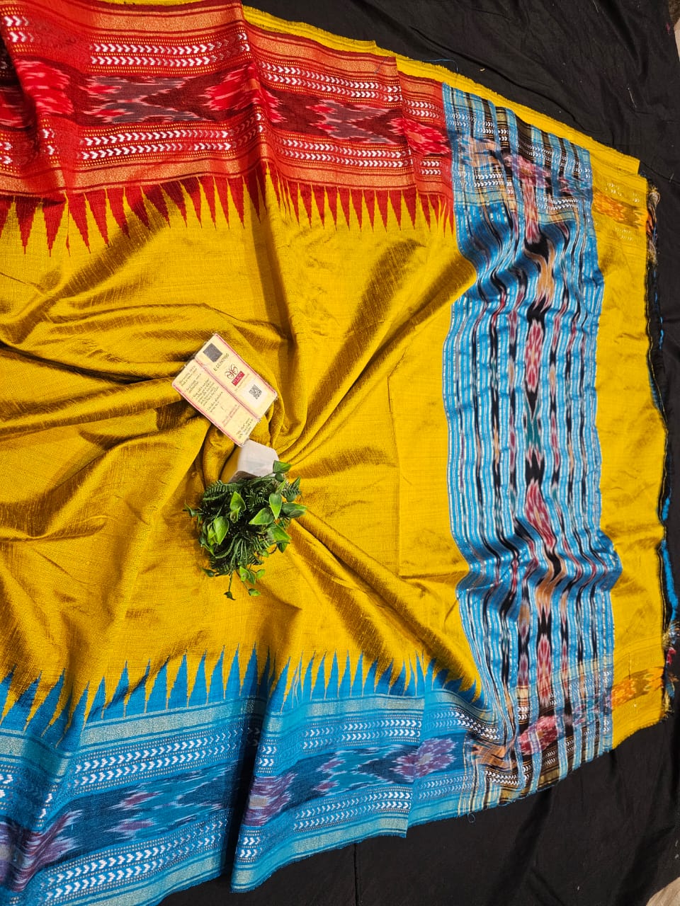 High demanding design 
*Pure Raw silk Handlloom ikkat and vidarbha (karvati kinar) temple border saree or ikkat pallu with contrast blouse*
silkmark certified
