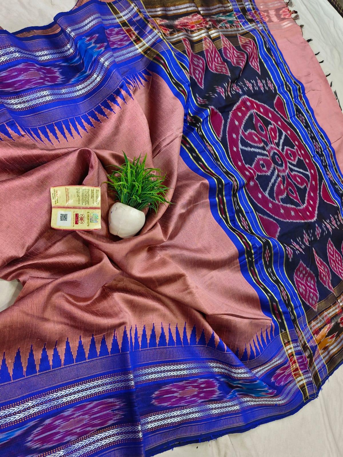 *Pure raw silk handloom Ikkat and vidarbha temple border saree with contrast blouse*
Pure raw silk saree
Silk mark certified
Handloom made
Best quality
Ready to despatch