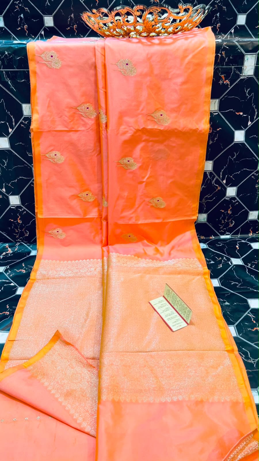 EXCLUSIVE HANDLOOM PURE KATAN SILK
• Fancy Katan, Double Warp
• All-over Meenakari Poth Boota
• Piping Kanji Border with Antique Zari
• Rich Pallu & Heavy Blouse
• Silk Mark Certified
• Smooth & Soft
