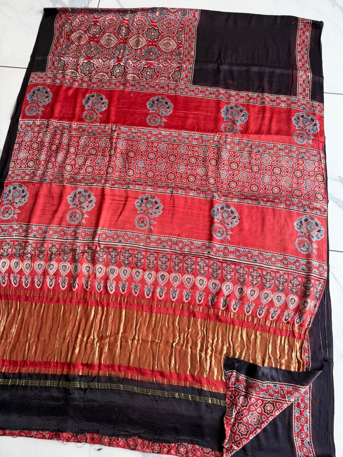 New Arrival Premium Modal Silk 2pc Suit
Top – Modal Silk (2.50 mtr)
Dupatta – Modal Silk (2.50 mtr)
Vanaspati Ajrakh
Kutch Ajrakh Elegant look | Premium Quality | Festive & Party Wear
