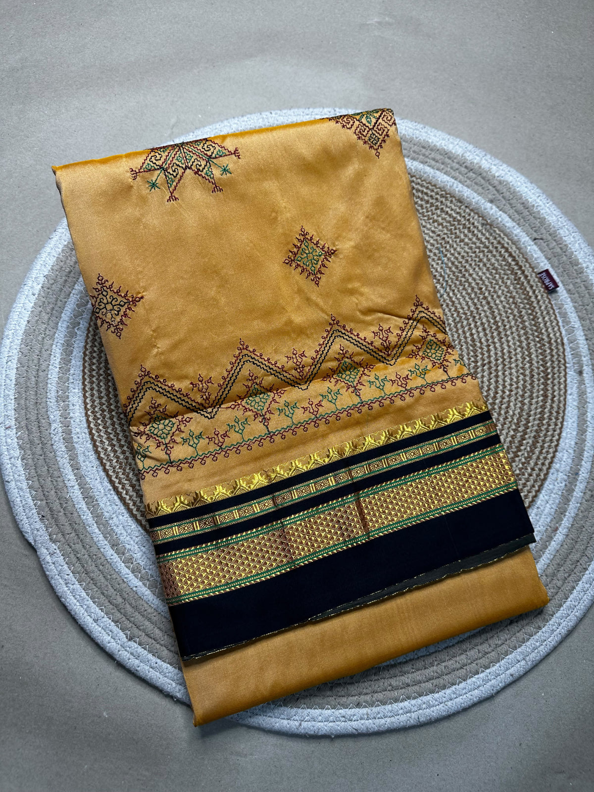 Material - shiny Maserised blended blended silk
Border - chikki paras
Saree Name -ilkal special kasuti saree
Pallu -patti pallu
Blouse -running 
Handloom -no
Saree length- 6.2