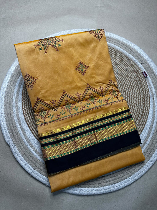 Material - shiny Maserised blended blended silk
Border - chikki paras
Saree Name -ilkal special kasuti saree
Pallu -patti pallu
Blouse -running 
Handloom -no
Saree length- 6.2