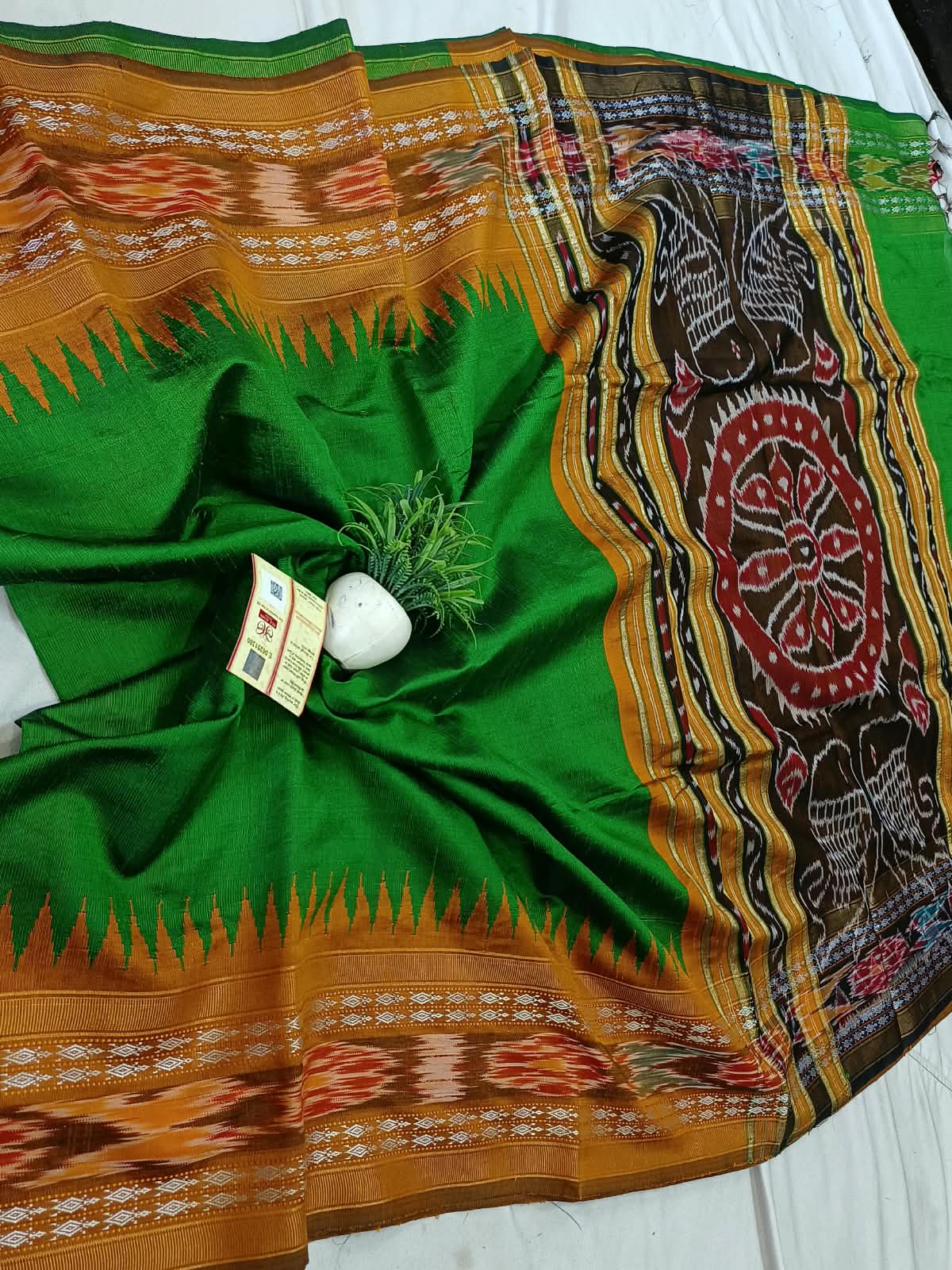 *Pure raw silk handloom Ikkat and vidarbha temple border saree with contrast blouse*
Pure raw silk saree
Silk mark certified
Handloom made
Best quality