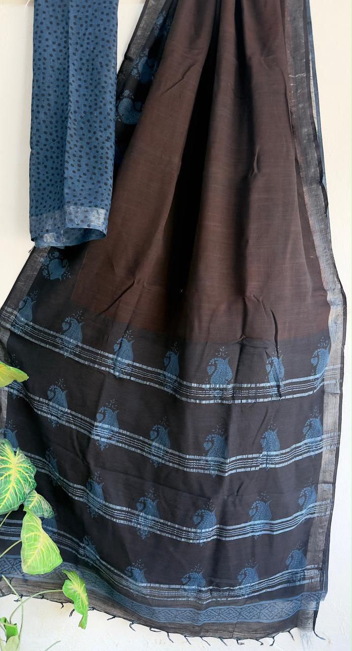 👌🏻Linen collection 👌🏻
.... *Hand* block printed linen saree with blouse.....
Size 6.5 with blouse
Natural dye n colour
 
Pure hand ( without screen print ) 