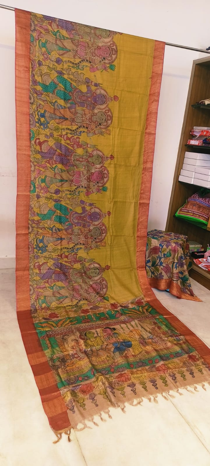 *Kalamkari on Tussar Silk*
*Pen kalamkari*
*Pure desi tusser silk and with hand painted sarees* 
*Length: 6.5 mtr*
*Width 45 inch*