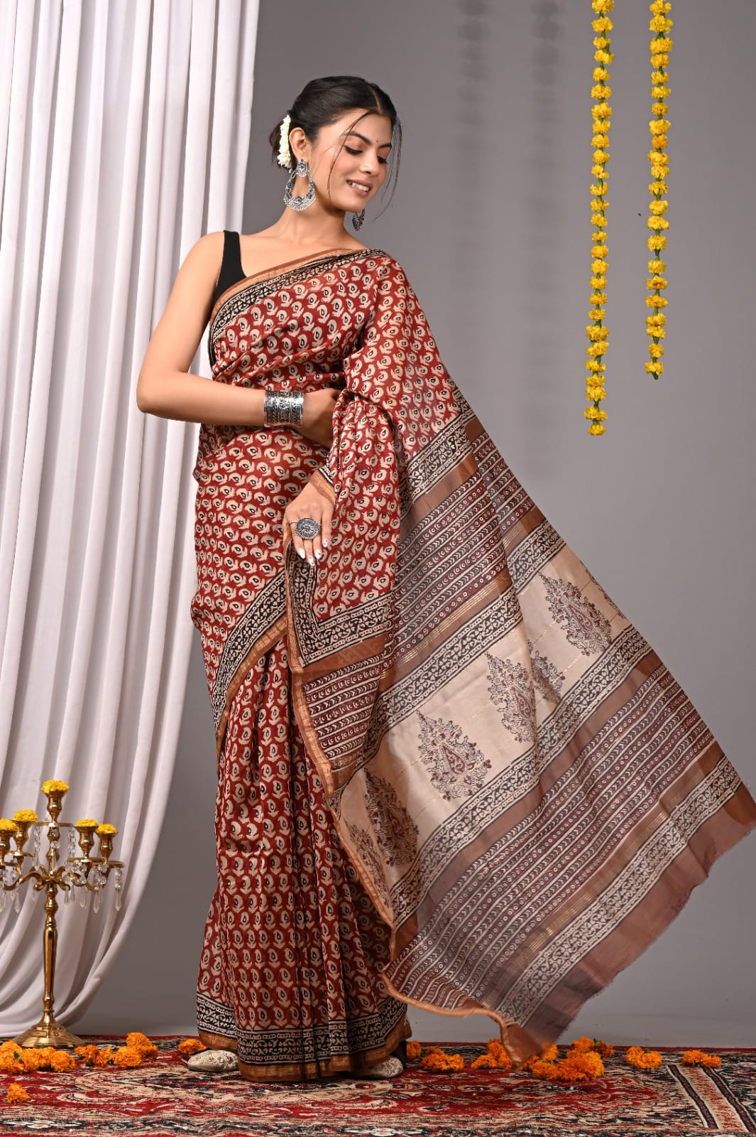 Chanderi silk sarees traditional collection
Hand block printed chanderi silk Sarees with blouse
Natural dye n color
Super quality:,fine fabric:,
Size- 6.5 