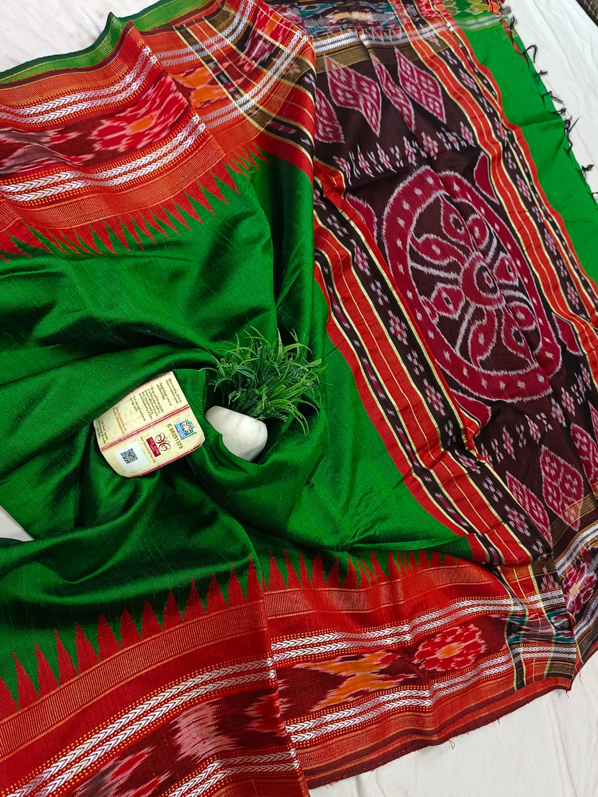 *Pure raw silk handloom Ikkat and vidarbha temple border saree with contrast blouse*
Pure raw silk saree
Silk mark certified
Handloom made
Best quality
Ready to despatch