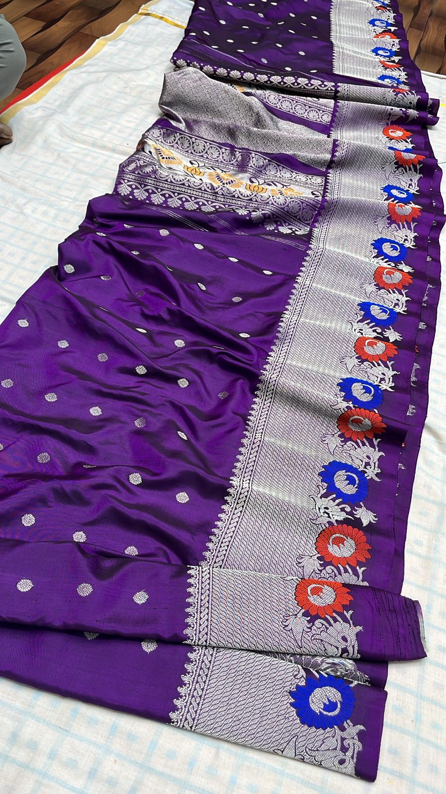 ✨✨Pure Gadwal Traditional Meena Turning Border Pattu Sarees ✨✨

💫💫Perfect for weddings & special occasions💫💫
