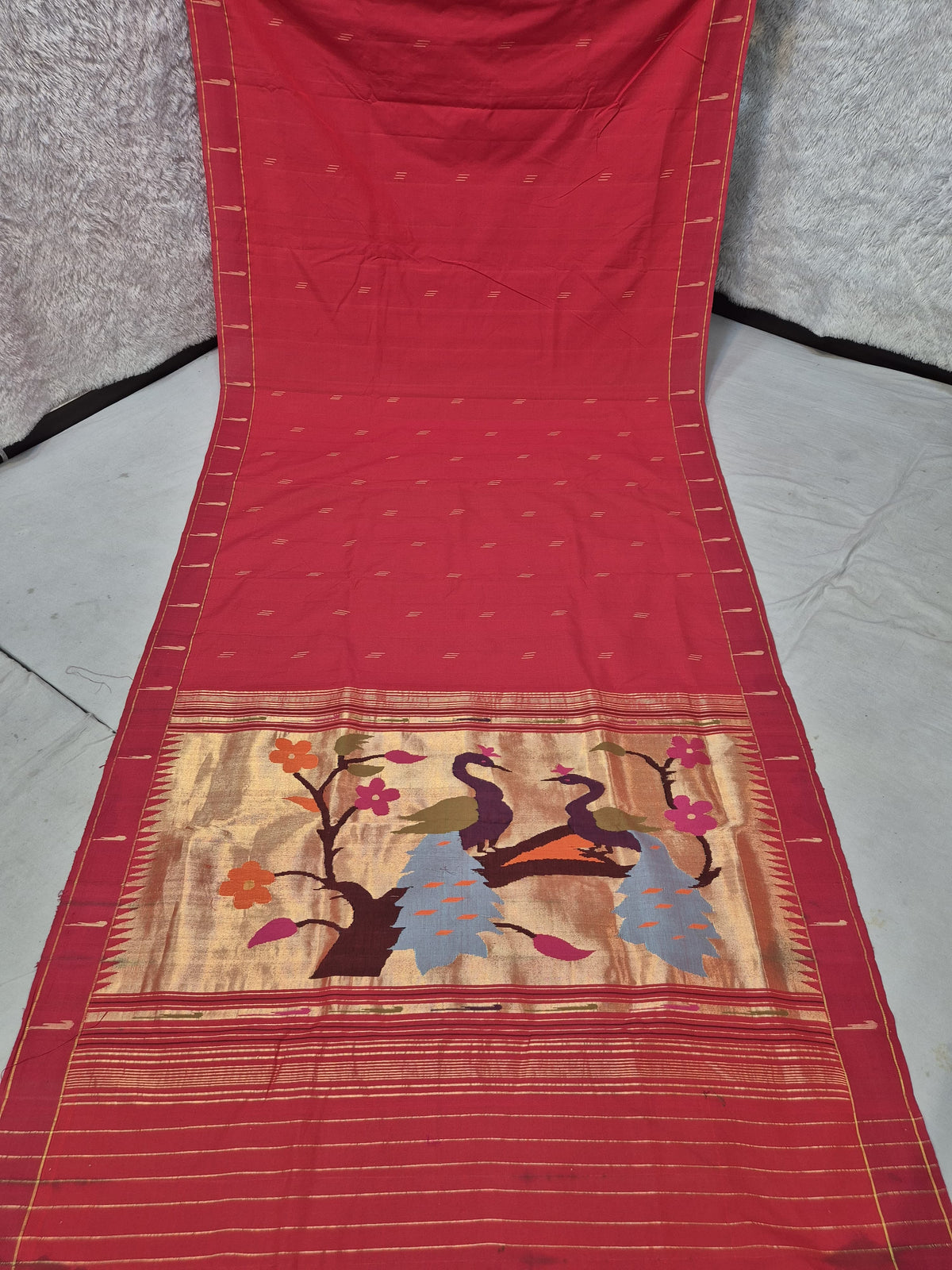 Ek muniya 
cotton handwoven
 paithanis
