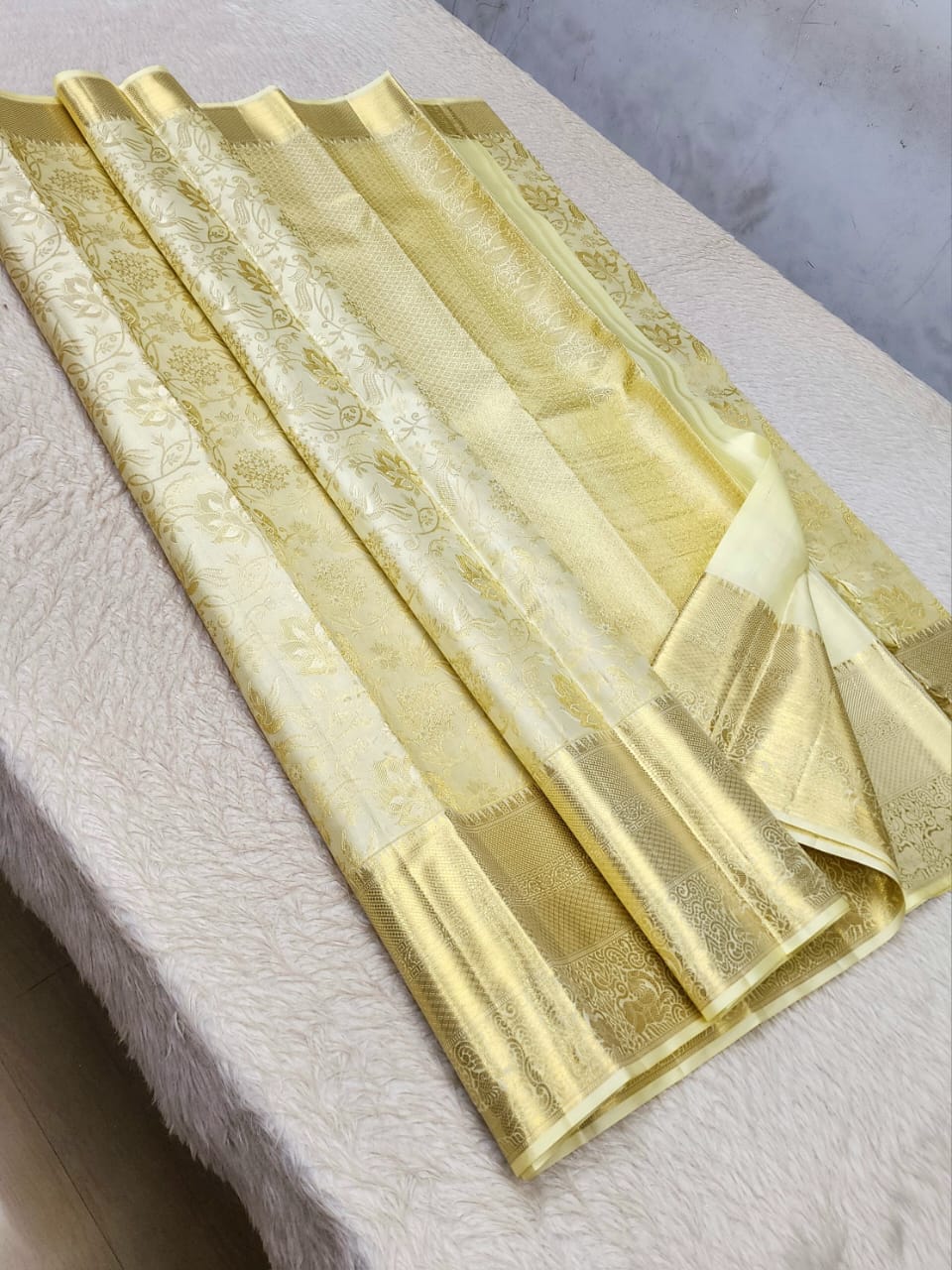 *100% PURE  KANCHIPURAM HANDWOVEN PREMIUM QUALITY 2G BRIDAL SILK SAREES*

*2 GRAM GOLD PURE ZARI WEAVING*
*SILK MARK CERTIFICATE ATTACHED*


CREAM COLOUR EXCLUSIVE SILK SAREES WEAVING