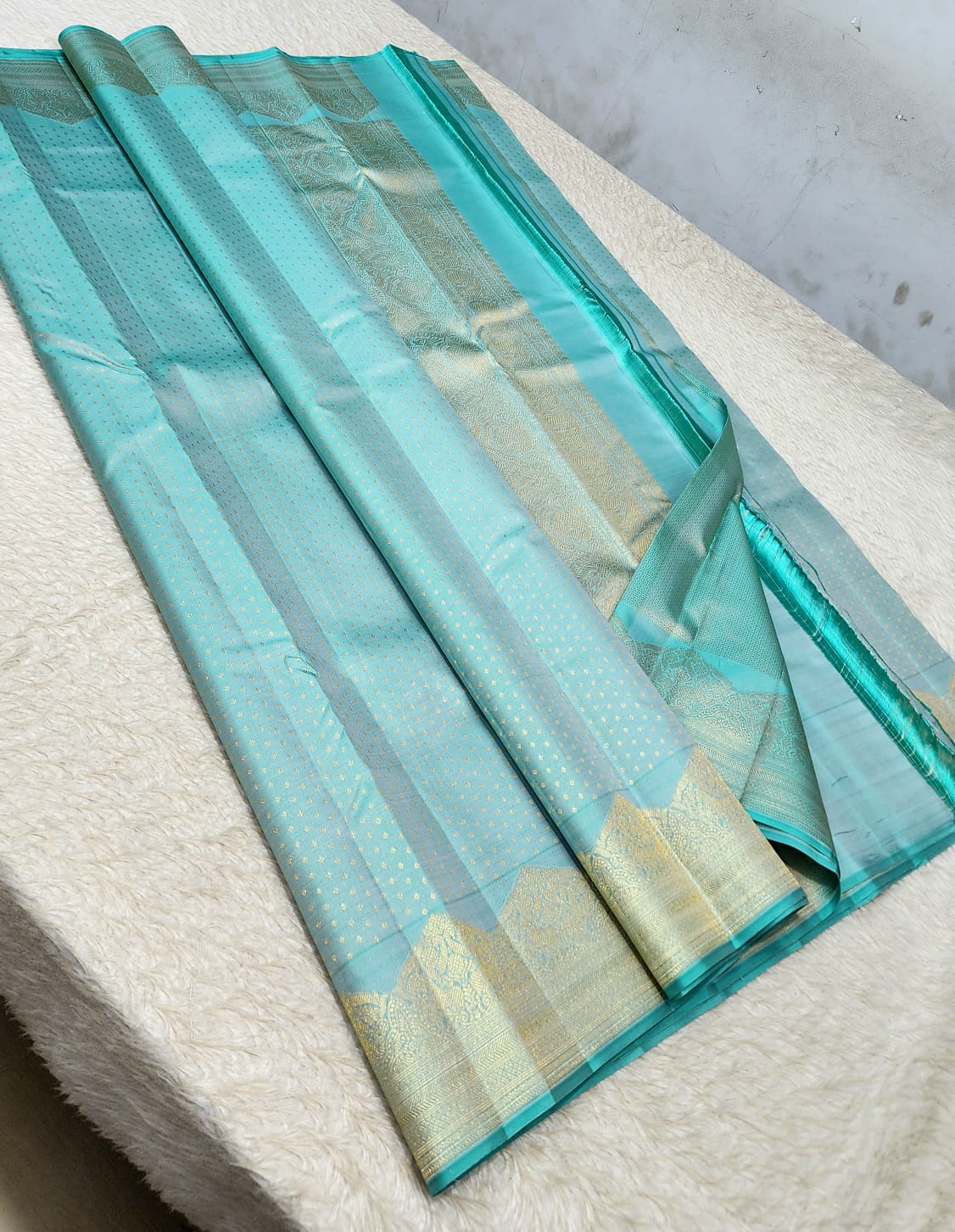 *100% PURE  KANCHIPURAM HANDWOVEN PREMIUM QUALITY 2G TURNING 10000 BUTTAS SILK SAREES*

*2 GRAM GOLD PURE ZARI WEAVING*
*SILK MARK CERTIFICATE ATTACHED*