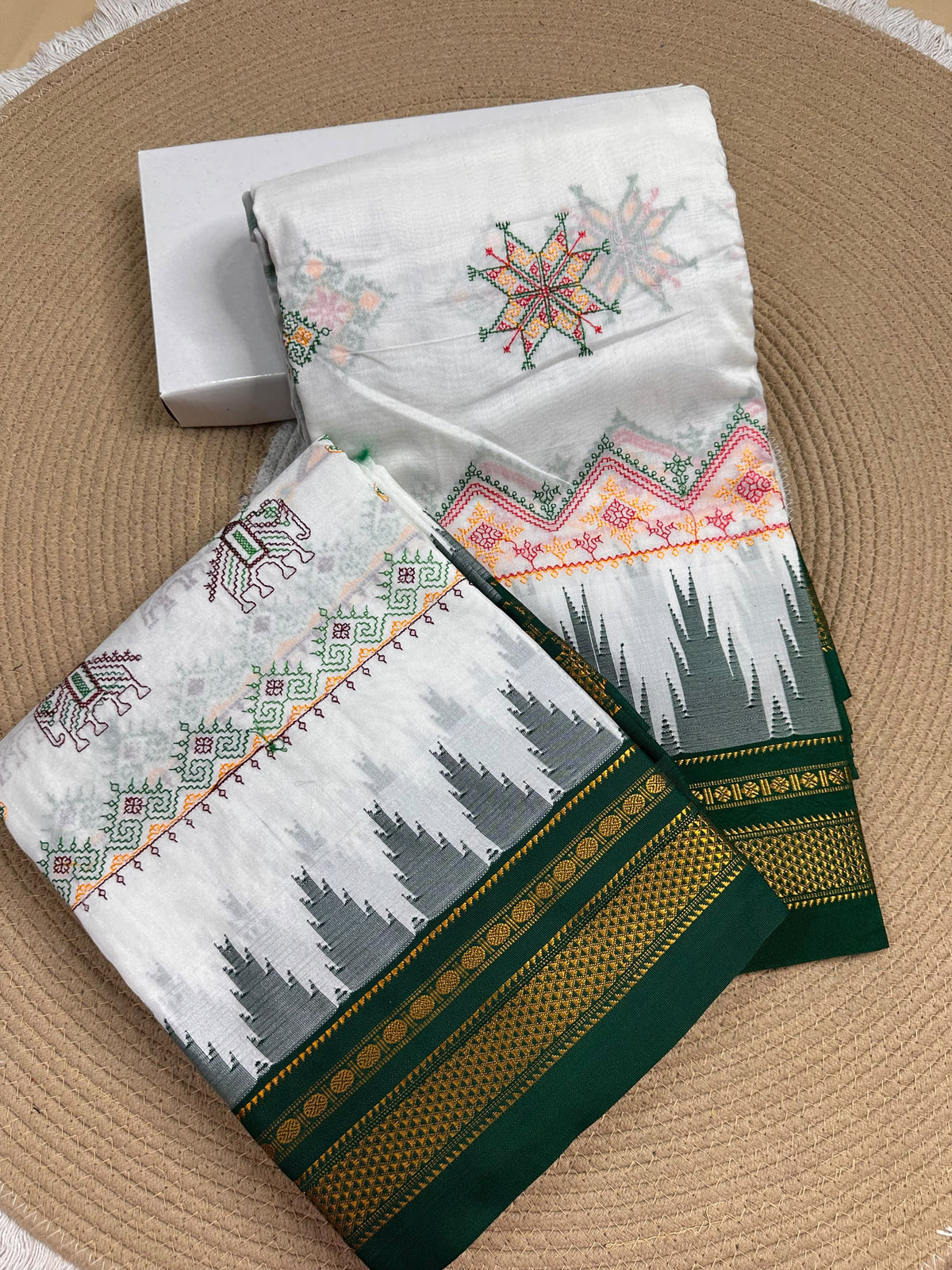 Material - Maserised cotton 
Border - Temple border, Chikki Paras
Saree Name -Tana warpa kasuti saree 
Pallu -Ilkal pallu
Blouse -contrast
Handloom -no
Saree length- 6.2
