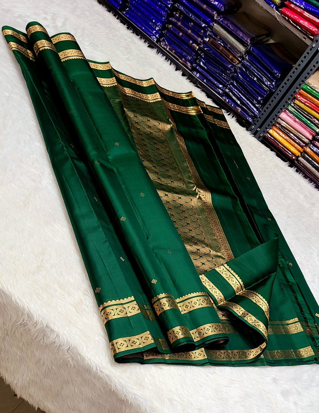 *100% PURE  Pure Silk KanjeevaramPURAM HANDWOVEN VERY PREMIUM QUALITY 1G SELF PATTERN SILK SAREES*

*1 GRAM GOLD PURE ZARI WEAVING*
*SILK MARK CERTIFICATE ATTACHED*

GOLD ZARI WEAVING PAKKKA HANDLOOM

EXCLUSIVE COLLECTION SUNDAY OFFER
