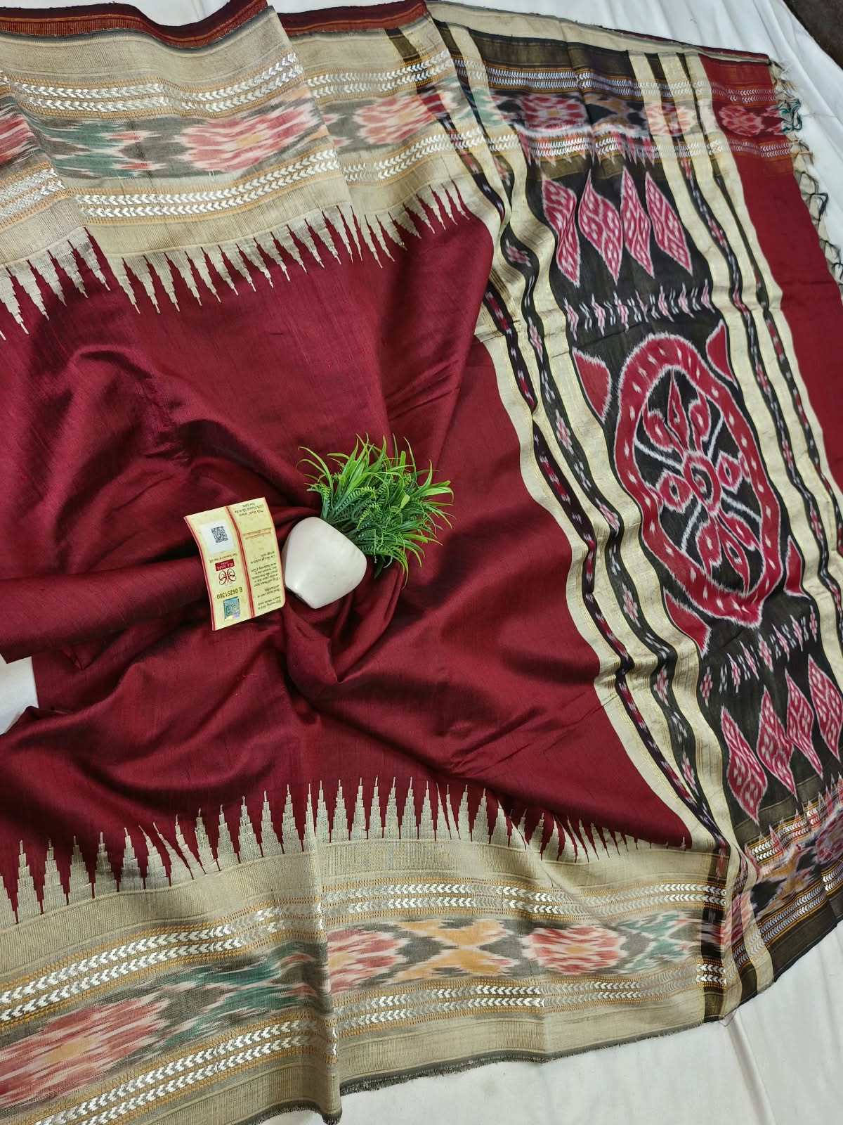 *Pure raw silk handloom Ikkat and vidarbha temple border saree with contrast blouse*
Pure raw silk saree
Silk mark certified
Handloom made
Best quality