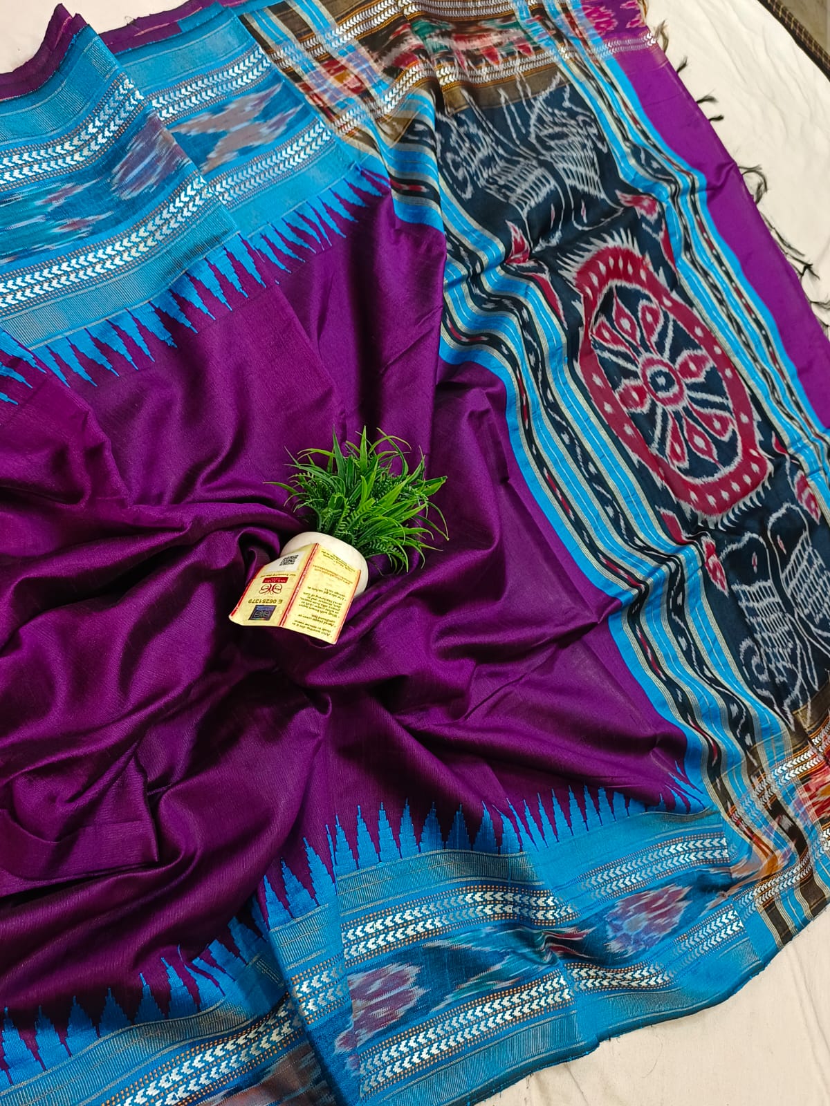 *Pure raw silk handloom Ikkat and vidarbha temple border saree with contrast blouse*
Pure raw silk saree
Silk mark certified
Handloom made
Best quality
Ready to despatch