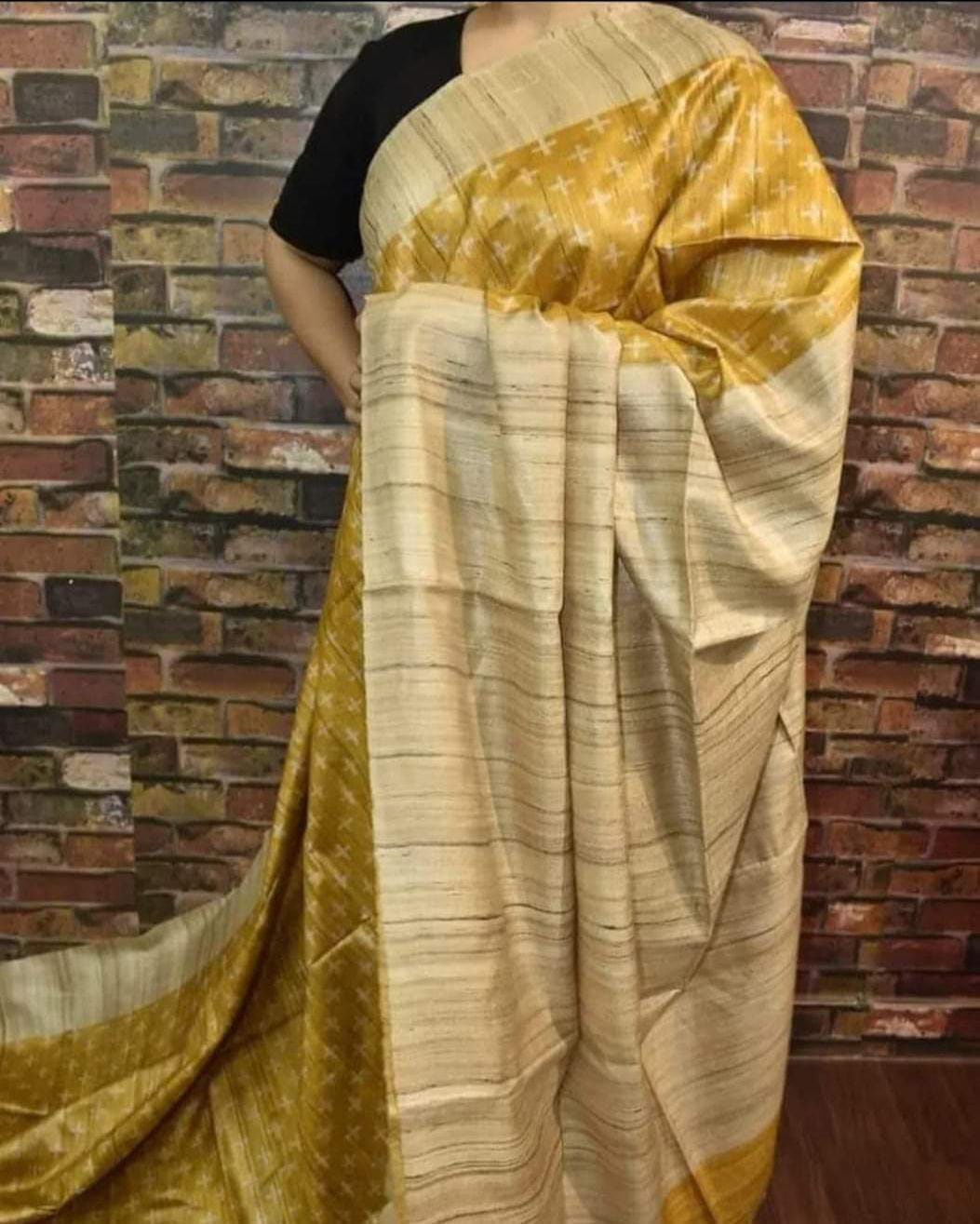 🪴New Design Of  Tussar By Ghicha Screen Print Silk Saree 
All Saree Comes  R Matching 
 Saree. Colour Tassels.
Hand Loom. Saree ..
Running Blouse..Pc ( Saree's Colour)
💯% Silk Saree Comes.With Silk Mark  Certificate (Tag)
Quality 💯% Assured