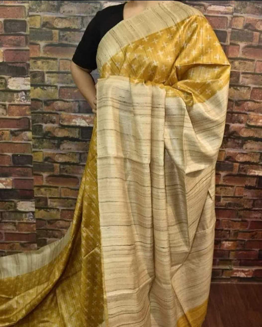 🪴New Design Of  Tussar By Ghicha Screen Print Silk Saree 
All Saree Comes  R Matching 
 Saree. Colour Tassels.
Hand Loom. Saree ..
Running Blouse..Pc ( Saree's Colour)
💯% Silk Saree Comes.With Silk Mark  Certificate (Tag)
Quality 💯% Assured