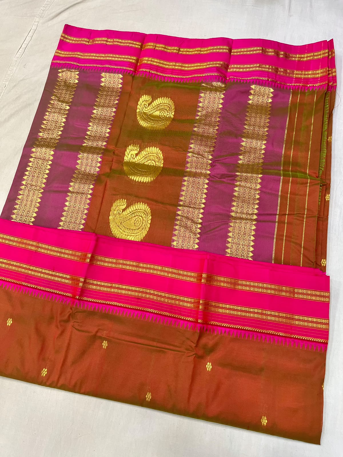 *Narayanpeth silk saree*
Running blouse 
Shoulder butti 
Pure silk
*Price: 6300/- + ship*
