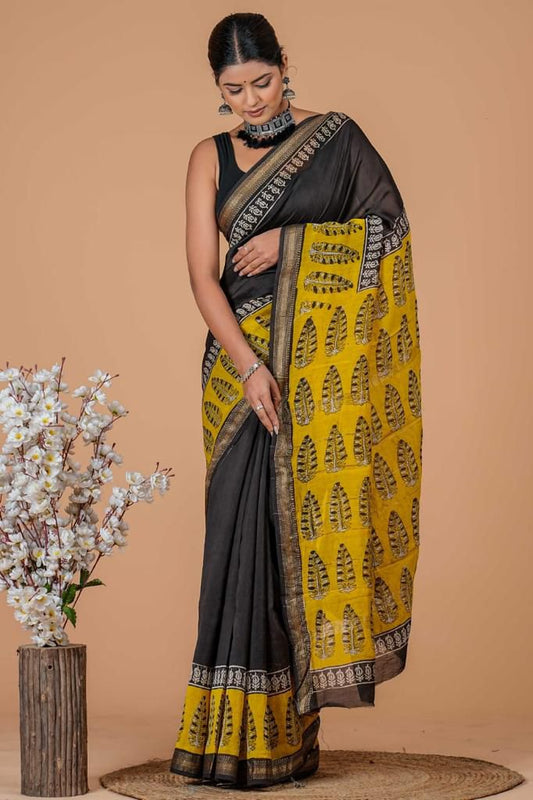 🍁new arrival🍁
Naspal pomegranate print 
👌Maheswari silk saree👌
Hand block printed Maheswari silk sarees with blouse
Size- 6.5 with blouse
Quality- silk by silk
Approx weight- 470 gram
👉Pure hand block
 