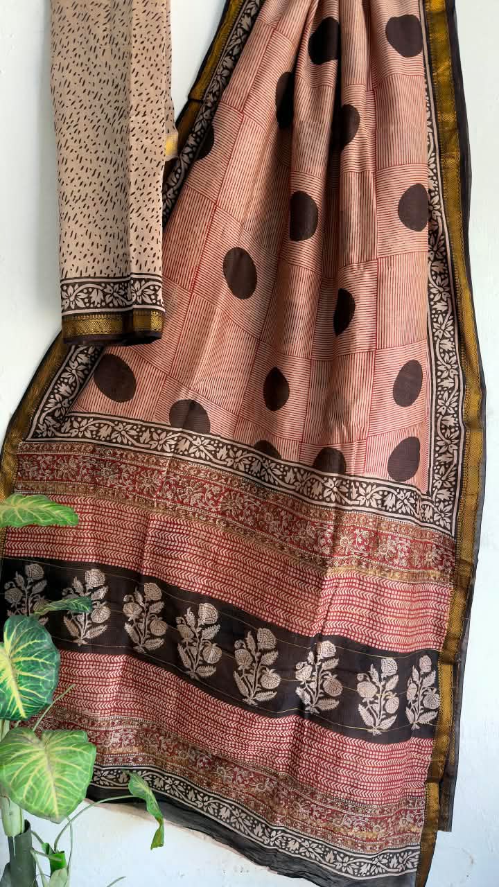 🍁Beautifully Crafted Maheshwari Silk Saree  collection🍁
 Specially Designed in Bagru  jahota rapid dabu hand block print
100% Natural Dye
Fabric : Maheshwari Silk 
Length : 5.5 Meters
Blouse Piece : 0.90 Meter