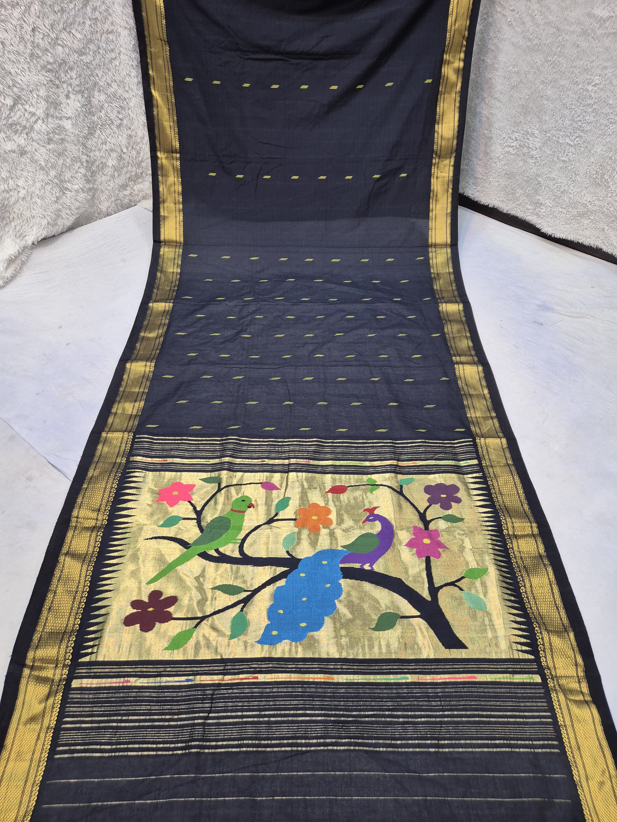 Yeola cotton paithani*
Pure cotton 
Handloom saree
Traditional Narali border 
Running blouse 
Shoulder butta 