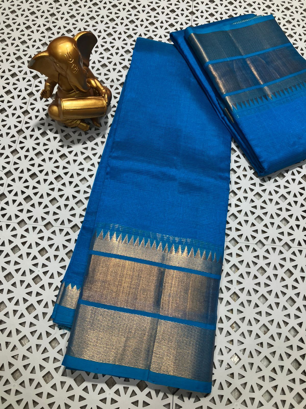 *Material*:Mangalagiri pure pattu by cotton

*Model*:250k jari border plain pure pattu sarees

Running pallu and blouse
