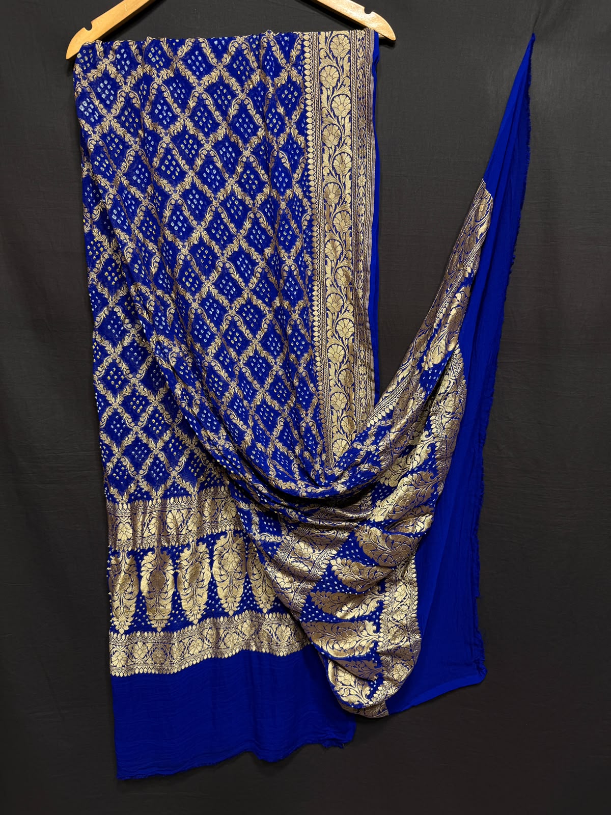 **Nim Zari Bandhej Dupatta**
- **Fabric:** handwoven Georgette
- **Design:** Beautiful Bandhej, Real Nimzari
- **Quality:** Best quality & colour 
- ** colour:** pastel & Dark
**Description:**
- **Length:** 2.50 meters, full length
- **Use:** Dress & Lehenga Choli Dupatta