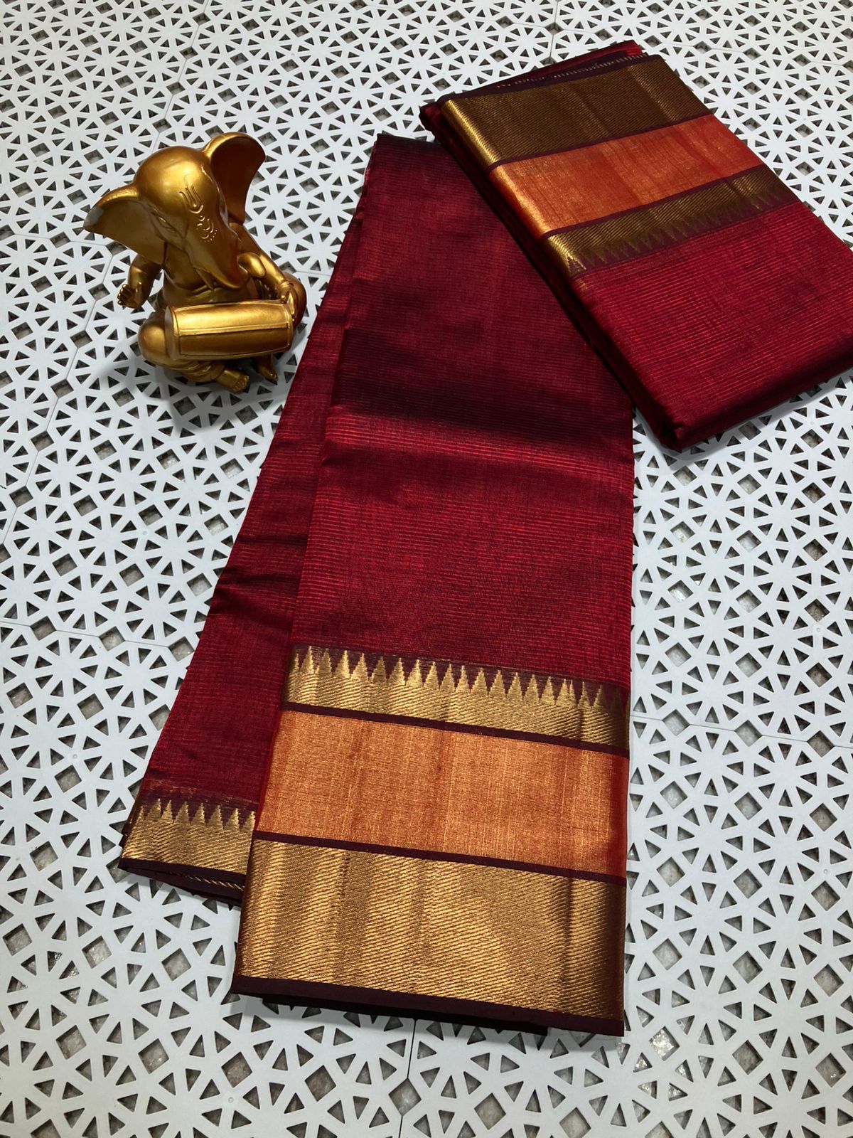 *Material*:Mangalagiri pure pattu by cotton

*Model*:250k jari border plain pure pattu sarees

Running pallu and blouse